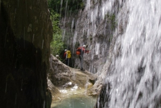 detrás de la cascada